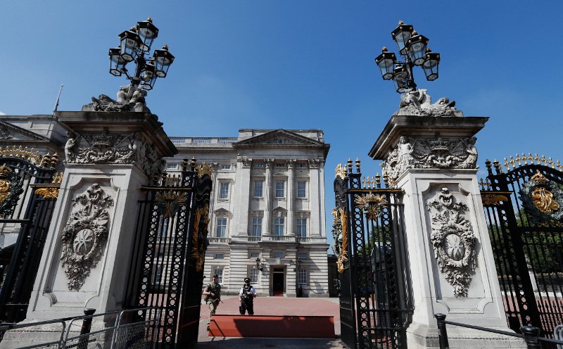 «Εμετός», «σέρνετε το παλάτι στη λάσπη»: Σάλος με το πάρτι της Χάρπερ Μπέκαμ στο Μπάκιγχαμ -Ποιος πρίγκιπας το παραχώρησε [εικόνες] | iefimerida.gr 4