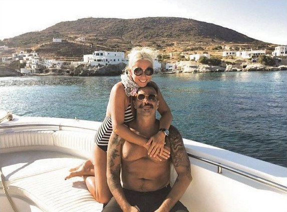 Η Μαρία Μπακοδήμου αγκαλιά με τον αγαπημένο της πάνω σε σκάφος [εικόνα] | iefimerida.gr 0