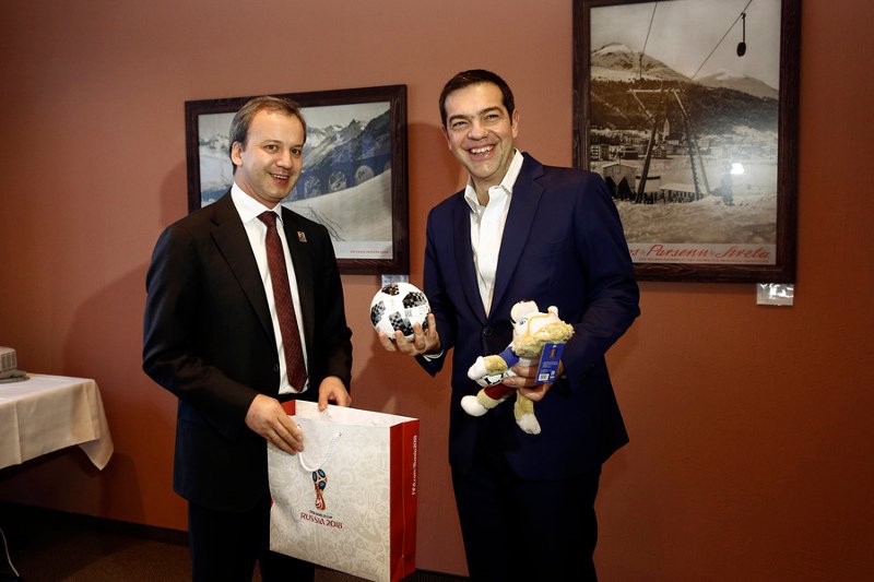 Μία μπάλα και μια μασκότ τα δώρα του Ρώσου αναπληρωτή πρωθυπουργού στον Τσίπρα [εικόνες] | iefimerida.gr 0