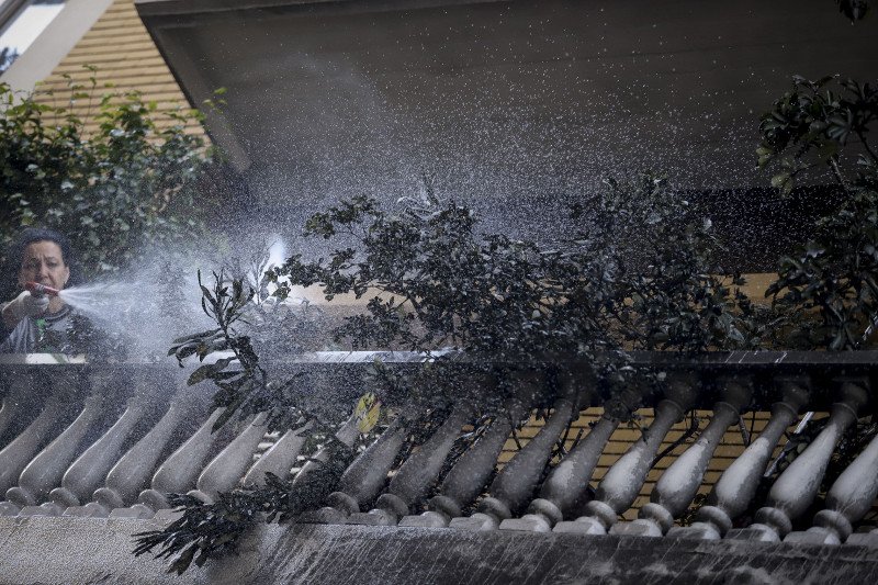 Εκαψαν και τα μπαλκόνια στις πολυκατοικίες των Εξαρχείων- Τίποτα όρθιο [εικόνες] | iefimerida.gr 2