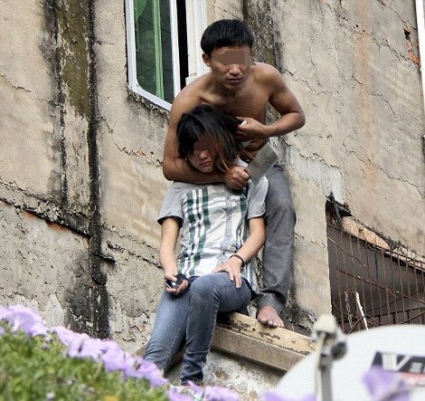 Συνέβη κι αυτό: Την ανέβασε στη σκεπή, την έγδυσε και την απειλούσε ότι θα την σκοτώσει με ένα μπαλτά γιατί... δεν ήθελε να τον παντρευτεί [εικόνες] | iefimerida.gr 0