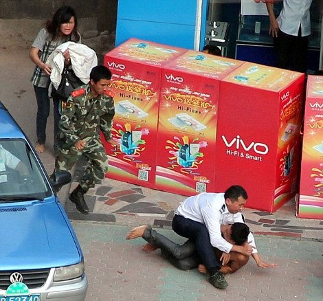 Συνέβη κι αυτό: Την ανέβασε στη σκεπή, την έγδυσε και την απειλούσε ότι θα την σκοτώσει με ένα μπαλτά γιατί... δεν ήθελε να τον παντρευτεί [εικόνες] | iefimerida.gr 9