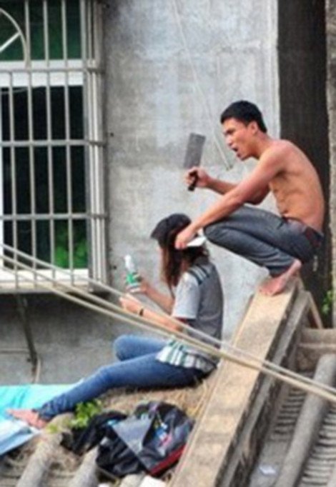 Συνέβη κι αυτό: Την ανέβασε στη σκεπή, την έγδυσε και την απειλούσε ότι θα την σκοτώσει με ένα μπαλτά γιατί... δεν ήθελε να τον παντρευτεί [εικόνες] | iefimerida.gr 2