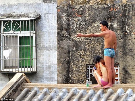 Συνέβη κι αυτό: Την ανέβασε στη σκεπή, την έγδυσε και την απειλούσε ότι θα την σκοτώσει με ένα μπαλτά γιατί... δεν ήθελε να τον παντρευτεί [εικόνες] | iefimerida.gr 3