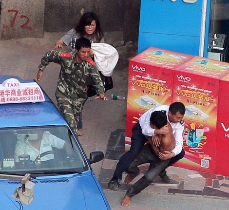 Συνέβη κι αυτό: Την ανέβασε στη σκεπή, την έγδυσε και την απειλούσε ότι θα την σκοτώσει με ένα μπαλτά γιατί... δεν ήθελε να τον παντρευτεί [εικόνες] | iefimerida.gr 8