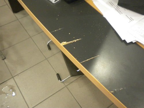 Γυναίκα εισέβαλε με μπαλτά στην Εφορία Χανίων [εικόνα] | iefimerida.gr 0