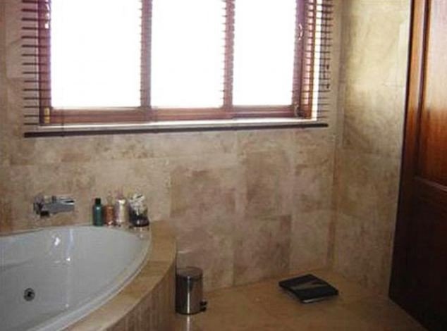 Μέσα στο μπάνιο όπου ο Οσκαρ Πιστόριους πυροβόλησε την Ρίβα [εικόνες & γράφημα] | iefimerida.gr 1