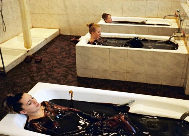 Βρώμικοι κροίσοι: Όταν οι πλούσιοι κάνουν -κυριολεκτικά- μπάνιο στο πετρέλαιο [εικόνα] | iefimerida.gr 0