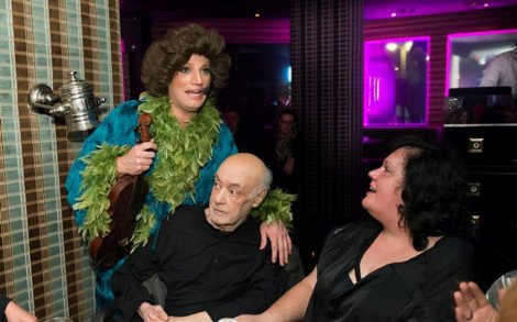 Ο Ανδρέας Μπάρκουλης χάρισε στον Διονύση Ζάχο το βιολί από την ταινία «Μια τρελή τρελή σαραντάρα» [εικόνες] | iefimerida.gr 0