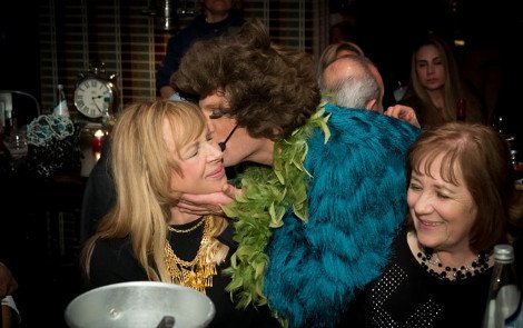 Ο Ανδρέας Μπάρκουλης χάρισε στον Διονύση Ζάχο το βιολί από την ταινία «Μια τρελή τρελή σαραντάρα» [εικόνες] | iefimerida.gr 2