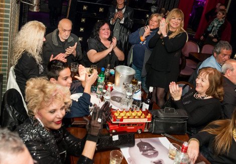 Ο Ανδρέας Μπάρκουλης χάρισε στον Διονύση Ζάχο το βιολί από την ταινία «Μια τρελή τρελή σαραντάρα» [εικόνες] | iefimerida.gr 3