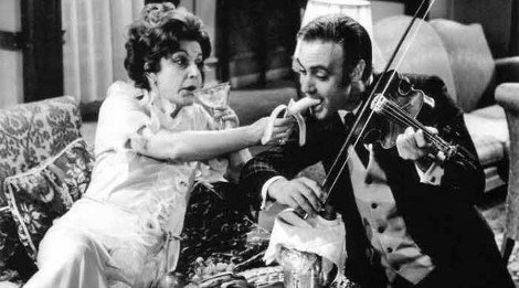 Ο Ανδρέας Μπάρκουλης χάρισε στον Διονύση Ζάχο το βιολί από την ταινία «Μια τρελή τρελή σαραντάρα» [εικόνες] | iefimerida.gr 4