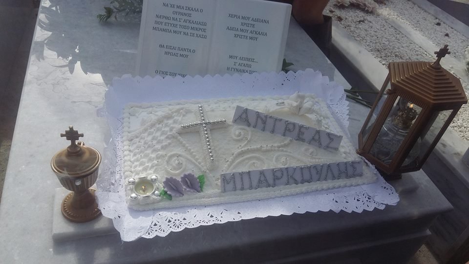 Σπάραξαν ο γιος και η σύζυγος του Ανδρέα Μπάρκουλη πάνω από το μνήμα [εικόνα]  | iefimerida.gr 0