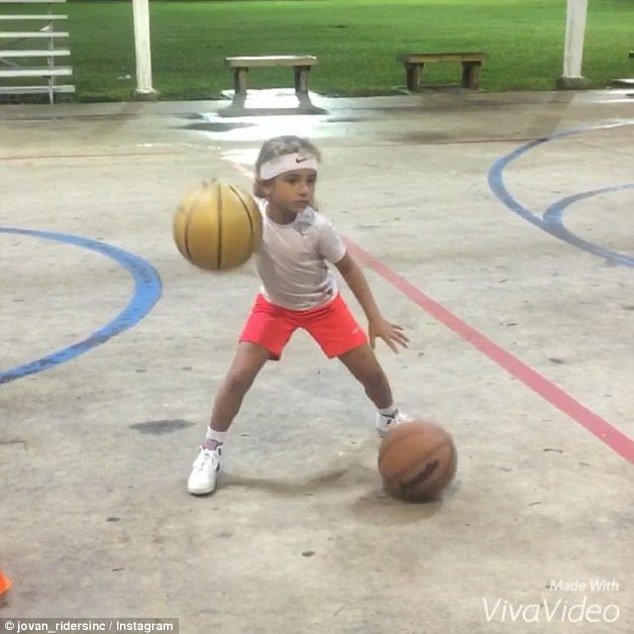 Μια 6χρονη μαγεύει στους δρόμους της Ν.Ορλεάνης - Με έμφυτο ταλέντο στο μπάσκετ [βίντεο] | iefimerida.gr 0