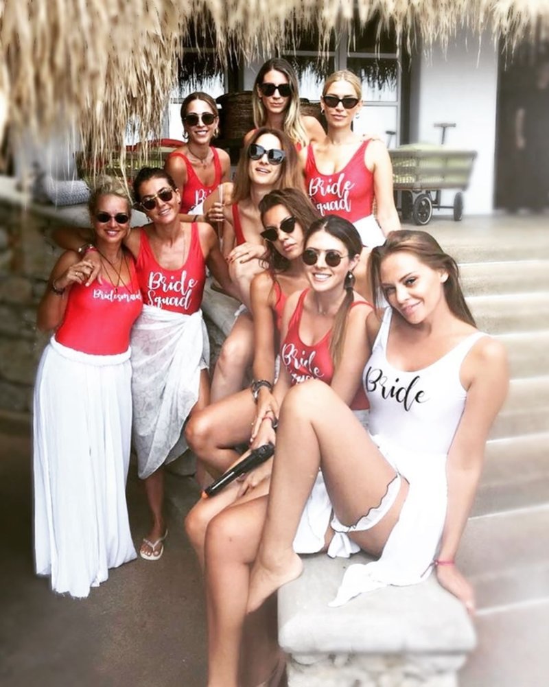 Δεν σταματά το μπάτσελορ πάρτι της Υβόννης Μπόσνιακ -Ποζάρει με λευκό ολόσωμο στη Μύκονο [εικόνες] | iefimerida.gr 0