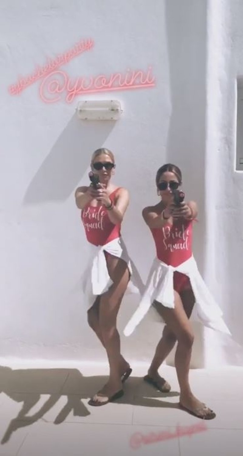 Δεν σταματά το μπάτσελορ πάρτι της Υβόννης Μπόσνιακ -Ποζάρει με λευκό ολόσωμο στη Μύκονο [εικόνες] | iefimerida.gr 1