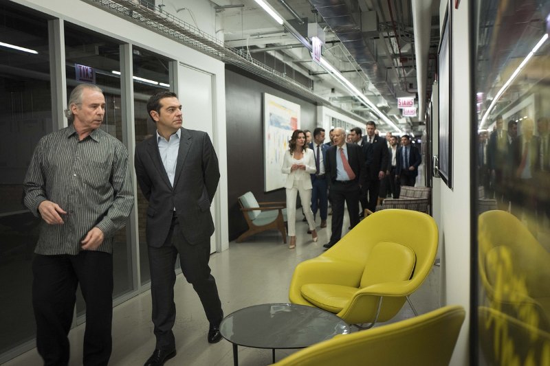 Με ολόλευκο outfit στο Σικάγο η Περιστέρα Μπαζιάνα -Κοστούμι και nude γόβες [εικόνες] | iefimerida.gr 2