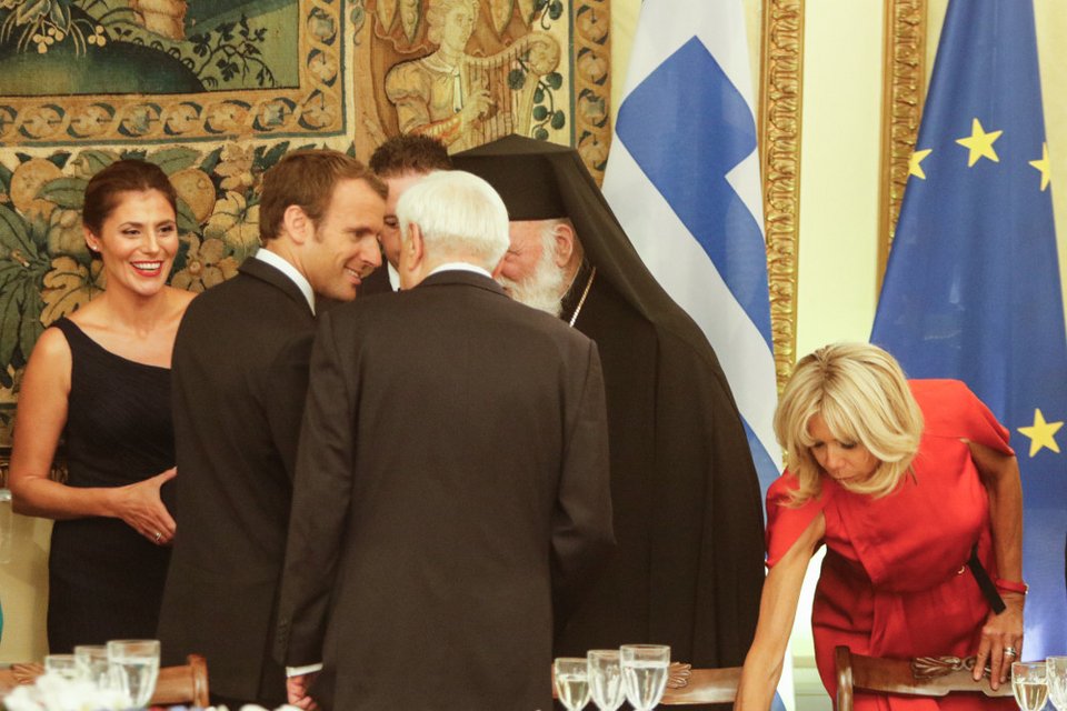 Ξανά με LV η Μπριζίτ: Με κατακόκκινο midi φόρεμα στο δείπνο -Απλές και εντυπωσιακές Περιστέρα, Μαρέβα [εικόνες] | iefimerida.gr 8