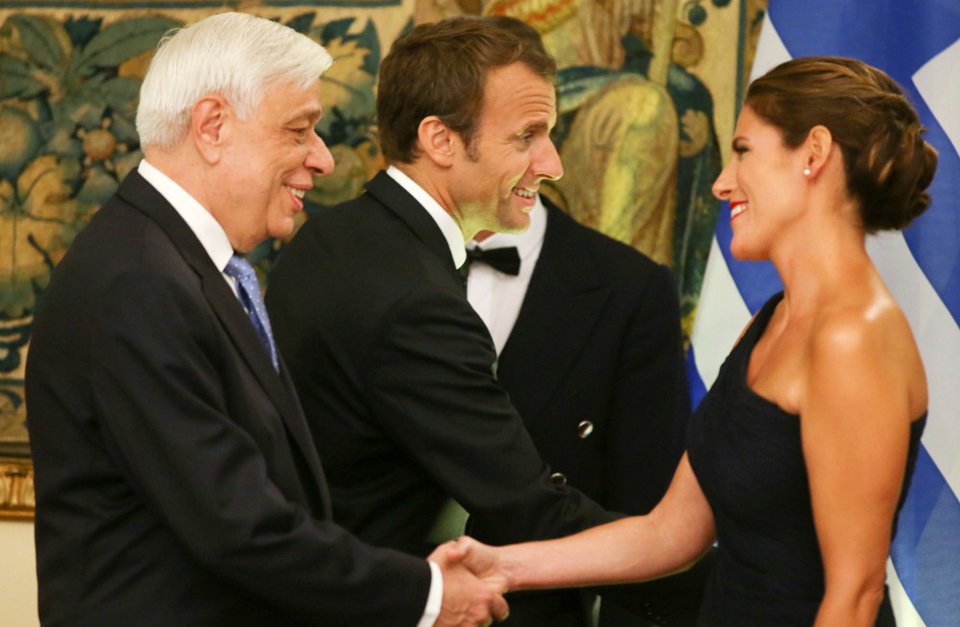 Ξανά με LV η Μπριζίτ: Με κατακόκκινο midi φόρεμα στο δείπνο -Απλές και εντυπωσιακές Περιστέρα, Μαρέβα [εικόνες] | iefimerida.gr 6