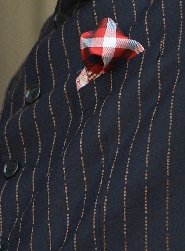 Το πιο κιτς κοστούμι αρχηγού κράτους -Ο πρωθυπουργός της Ινδίας φόρεσε ένα με το όνομά του σε ρίγες [εικόνες] | iefimerida.gr 2