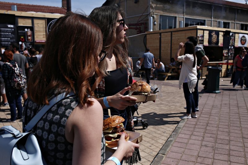 Αλμυρή αμαρτία: Η γιορτή του μπέργκερ στην Τεχνόπολη μέσα από 11 φωτογραφίες που ανοίγουν την όρεξη [εικόνες] | iefimerida.gr 0