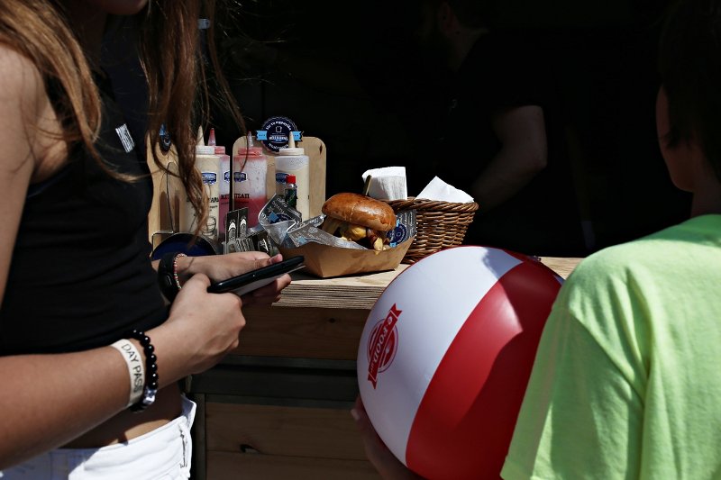 Αλμυρή αμαρτία: Η γιορτή του μπέργκερ στην Τεχνόπολη μέσα από 11 φωτογραφίες που ανοίγουν την όρεξη [εικόνες] | iefimerida.gr 1