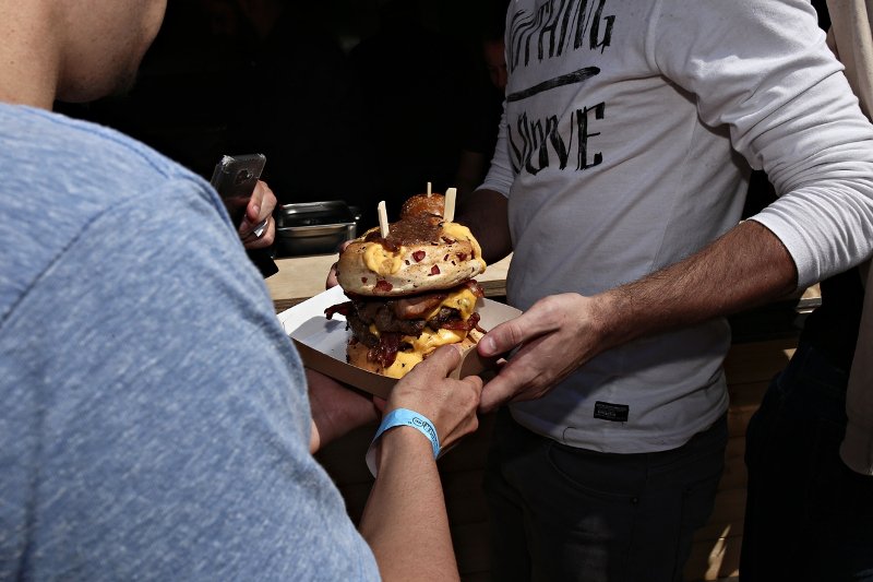 Αλμυρή αμαρτία: Η γιορτή του μπέργκερ στην Τεχνόπολη μέσα από 11 φωτογραφίες που ανοίγουν την όρεξη [εικόνες] | iefimerida.gr 4