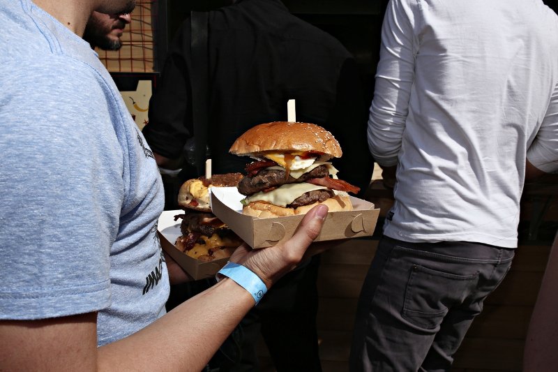 Αλμυρή αμαρτία: Η γιορτή του μπέργκερ στην Τεχνόπολη μέσα από 11 φωτογραφίες που ανοίγουν την όρεξη [εικόνες] | iefimerida.gr 5