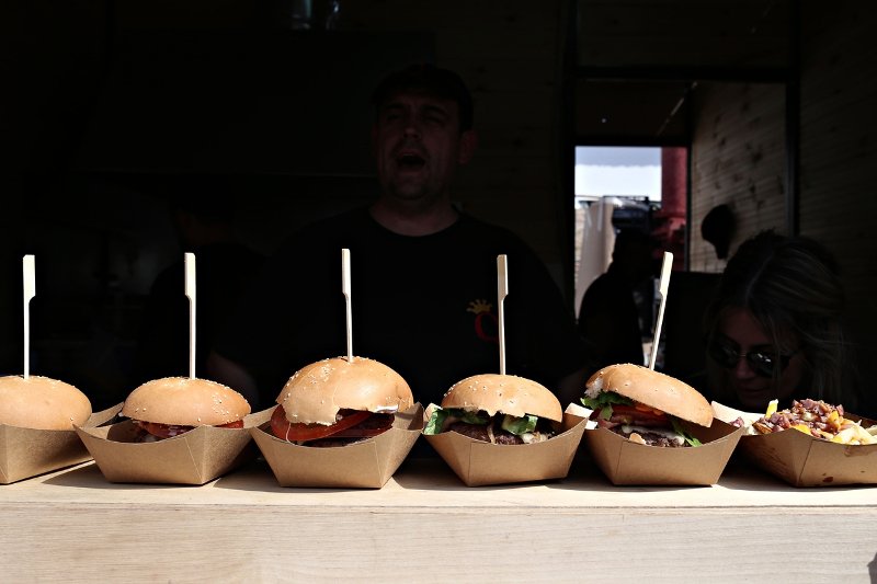Αλμυρή αμαρτία: Η γιορτή του μπέργκερ στην Τεχνόπολη μέσα από 11 φωτογραφίες που ανοίγουν την όρεξη [εικόνες] | iefimerida.gr 8