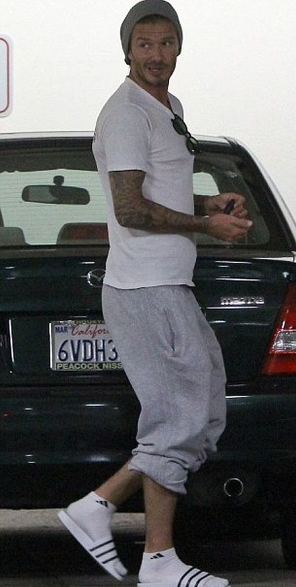 Το στιλιστικό ατόπημα του Μπέκαμ - Φόρεσε σαγιονάρες με... κάλτσες! [εικόνα] | iefimerida.gr 0