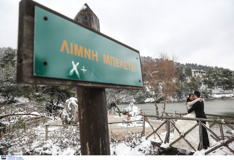 Ενα διαφορετικό άλμπουμ γάμου 2 νεαρών Αθηναίων -Με νυφικό και γαμπριάτικο στο χιονιά [εικόνες] | iefimerida.gr 0
