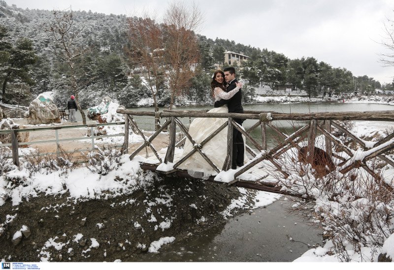 Ενα διαφορετικό άλμπουμ γάμου 2 νεαρών Αθηναίων -Με νυφικό και γαμπριάτικο στο χιονιά [εικόνες] | iefimerida.gr 1