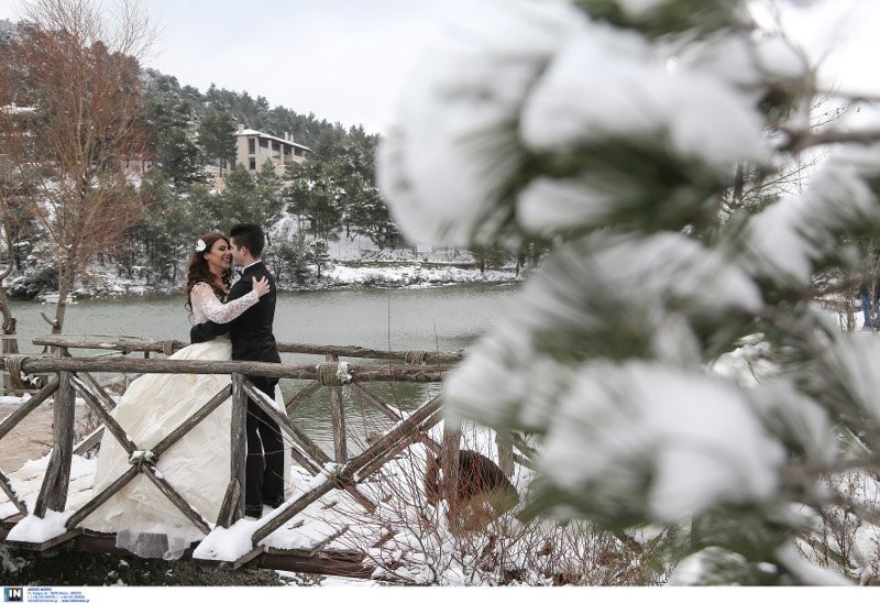 Ενα διαφορετικό άλμπουμ γάμου 2 νεαρών Αθηναίων -Με νυφικό και γαμπριάτικο στο χιονιά [εικόνες] | iefimerida.gr 3