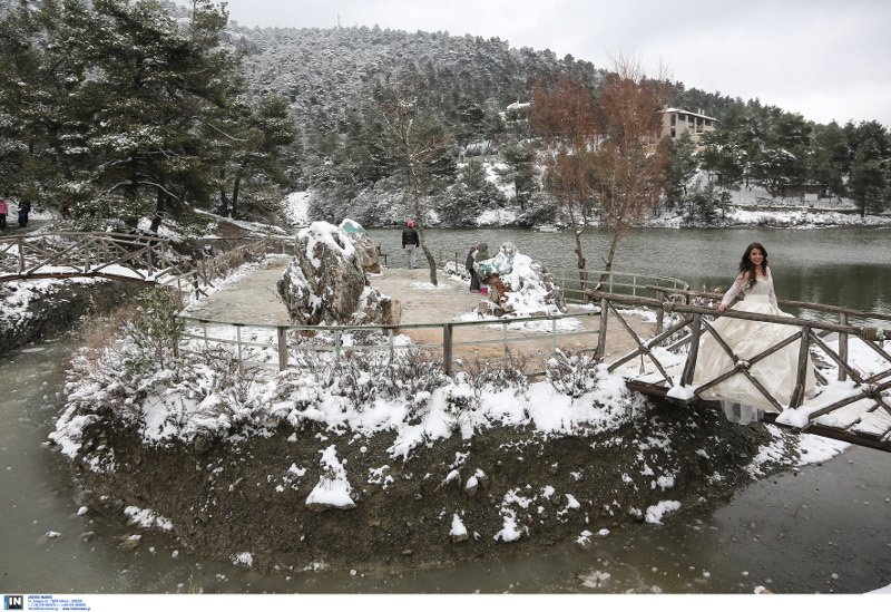 Ενα διαφορετικό άλμπουμ γάμου 2 νεαρών Αθηναίων -Με νυφικό και γαμπριάτικο στο χιονιά [εικόνες] | iefimerida.gr 4
