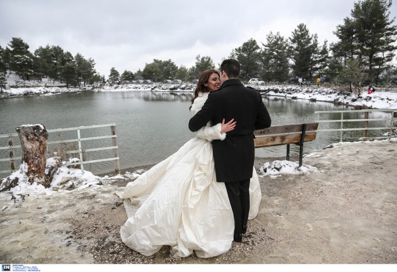 Ενα διαφορετικό άλμπουμ γάμου 2 νεαρών Αθηναίων -Με νυφικό και γαμπριάτικο στο χιονιά [εικόνες] | iefimerida.gr 5