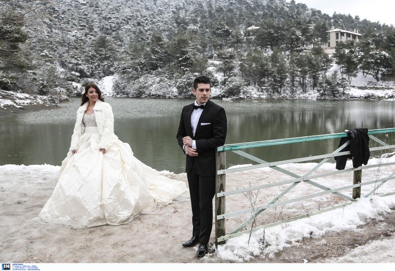 Ενα διαφορετικό άλμπουμ γάμου 2 νεαρών Αθηναίων -Με νυφικό και γαμπριάτικο στο χιονιά [εικόνες] | iefimerida.gr 6