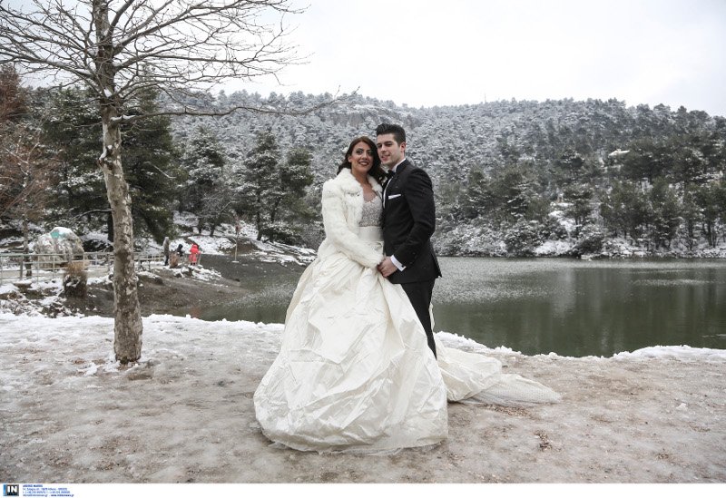 Ενα διαφορετικό άλμπουμ γάμου 2 νεαρών Αθηναίων -Με νυφικό και γαμπριάτικο στο χιονιά [εικόνες] | iefimerida.gr 7