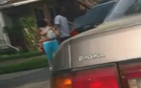 Καρέ-καρέ το ντου της αστυνομίας στο «σπίτι της κολάσεως» και η απελευθέρωση της Αμάντα Μπέρι [βίντεο & εικόνα] | iefimerida.gr 0