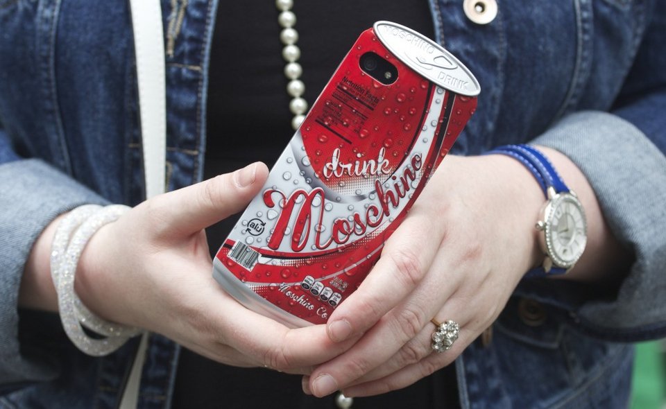 Οι θήκες του Moschino είναι παγκόσμια τάση- Γιατί όλοι μιλούν για αυτές [εικόνες] | iefimerida.gr 2