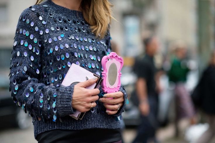 Οι θήκες του Moschino είναι παγκόσμια τάση- Γιατί όλοι μιλούν για αυτές [εικόνες] | iefimerida.gr 5