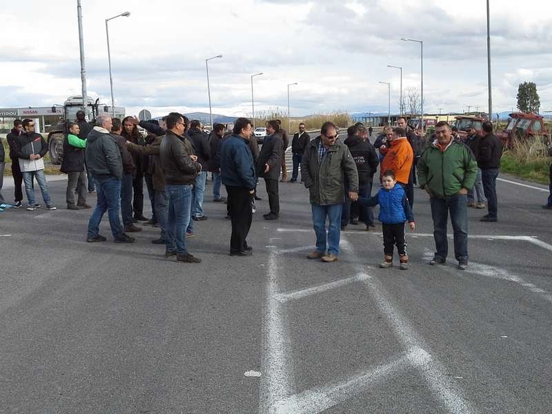 Ραντεβού στους δρόμους δίνουν οι αγρότες – Στήθηκε το πρώτο μπλόκο στη Βοιωτία | iefimerida.gr 1