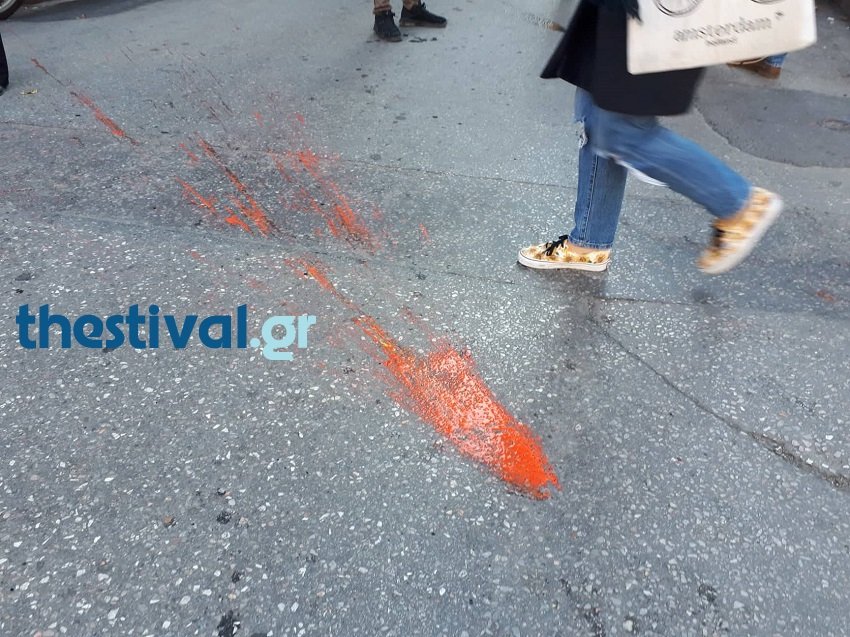 Πέταξαν μπογιές στους δημοσιογράφους που κάλυπταν την πορεία, φωτογραφία: thestival