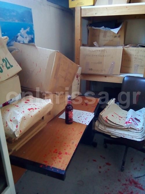 Ζημιές στο Δικαστικό Μέγαρο Λάρισας από την επίθεση του Ρουβίκωνα [εικόνες] | iefimerida.gr 0