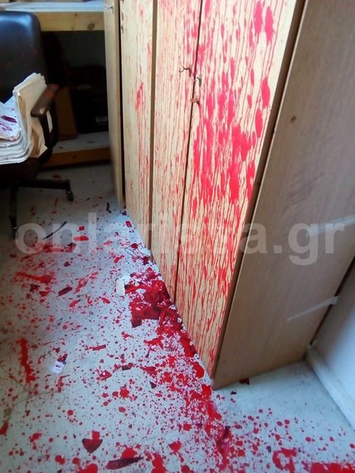 Ζημιές στο Δικαστικό Μέγαρο Λάρισας από την επίθεση του Ρουβίκωνα [εικόνες] | iefimerida.gr 1