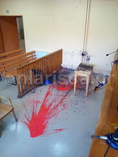 Ζημιές στο Δικαστικό Μέγαρο Λάρισας από την επίθεση του Ρουβίκωνα [εικόνες] | iefimerida.gr 2