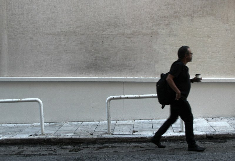 Πρωί πρωί καθάριζαν από τις μπογιές το Γαλλικό Ινστιτούτο για να πάει ο Μακρόν [εικόνες] | iefimerida.gr 2