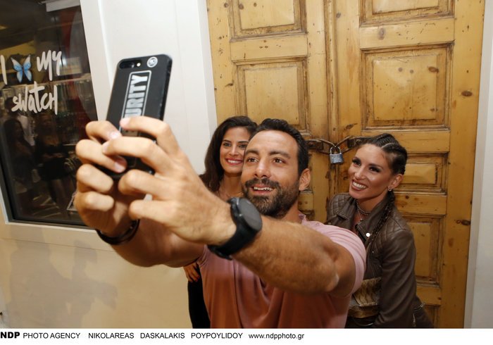 Τα δύο ζευγάρια Ελλήνων που βγάζουν τις περισσότερες selfies συναντήθηκαν στη Μύκονο [εικόνες] | iefimerida.gr 1