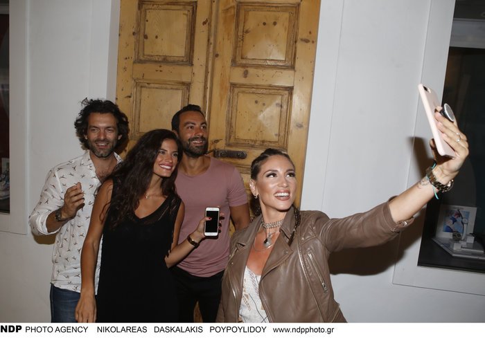 Τα δύο ζευγάρια Ελλήνων που βγάζουν τις περισσότερες selfies συναντήθηκαν στη Μύκονο [εικόνες] | iefimerida.gr 3