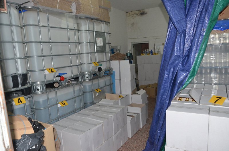 Παρασκεύαζαν ποτά-«μπόμπες» και τα διακινούσαν σε Ζάκυνθο, Κέρκυρα, Κρήτη και Αττική [εικόνες] | iefimerida.gr 1