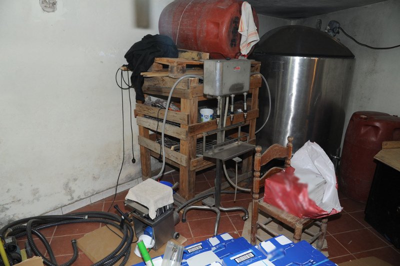 Παρασκεύαζαν ποτά-«μπόμπες» και τα διακινούσαν σε Ζάκυνθο, Κέρκυρα, Κρήτη και Αττική [εικόνες] | iefimerida.gr 4